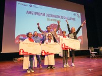 Bekijk details van Leerlingen van Amsterdam Designathon Challenge presenteren bibliotheek van de toekomst